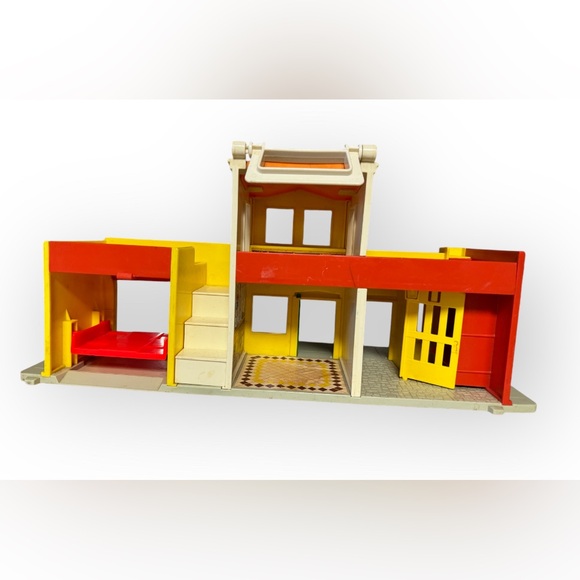 VINTAGE Fisher Price Little People Play Family Village Fire House Theater 1973 - Picture 4 of 8